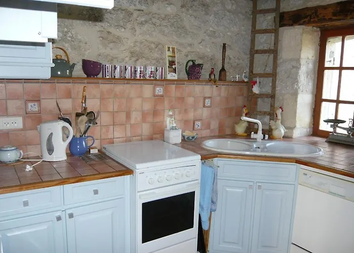 בית נופש Luxury For 2, Beautiful Views, Large Swimming Pool, No Children Issigeac